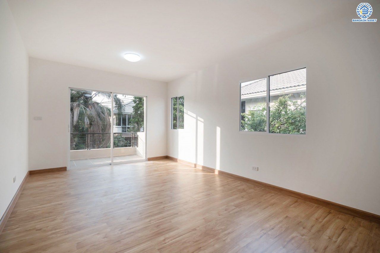 บ้านมือสองตกแต่งใหม่ โครงการ พฤกษาวิลเลจ30 เดอะซีซั่น แจ้งวัฒนะ-ราชพฤกษ์ หลังมุม ทำเลย่านปทุมธานี เนื้อที่ 53 ตร.ว. ฟังก์ชัน 3 ห้องนอน 2 ห้องน้ำ 1 ห้องอเนกประสงค์ จอดรถได้ 2 คัน เดินทางสะดวกสบายเข้า-ออกได้หลายเส้นทาง ใกล้เมืองทองธานี และจุดขึ้นทางด่วน "แจ้งวัฒนะ"